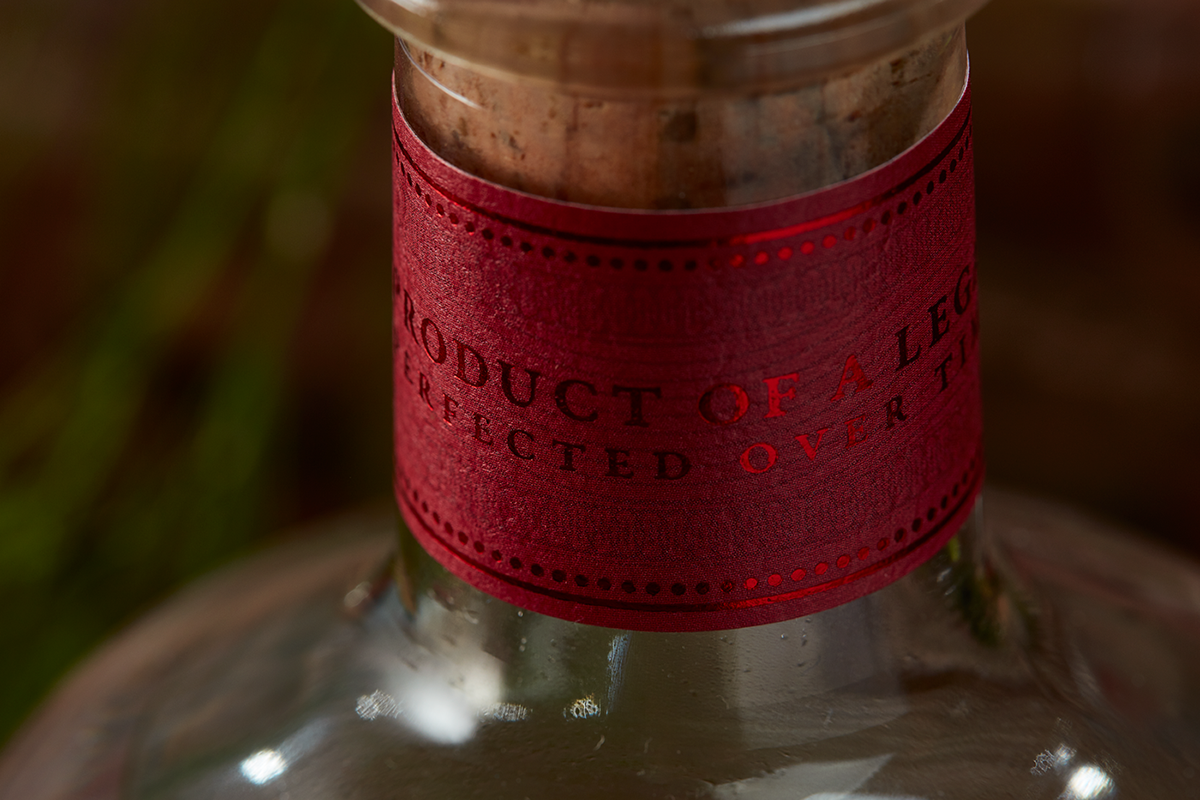 Mor松子酒品牌包裝設(shè)計欣賞，松子酒品牌，酒品牌包裝設(shè)計，酒品牌vi設(shè)計，酒品牌視覺識別設(shè)計，深圳vi設(shè)計，深圳包裝設(shè)計，深圳品牌視覺識別設(shè)計，左右格局