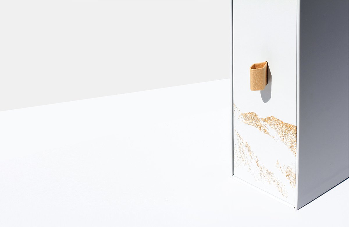 MānukaHoney蜂蜜風(fēng)味葡萄酒品牌包裝設(shè)計(jì)欣賞，葡萄酒品牌，酒品牌設(shè)計(jì)，酒品牌策劃，酒品牌全案策劃，酒品牌形象塑造，深圳品牌設(shè)計(jì)，深圳品牌策劃，深圳品牌全案策劃，深圳品牌形象塑造，左右格局    