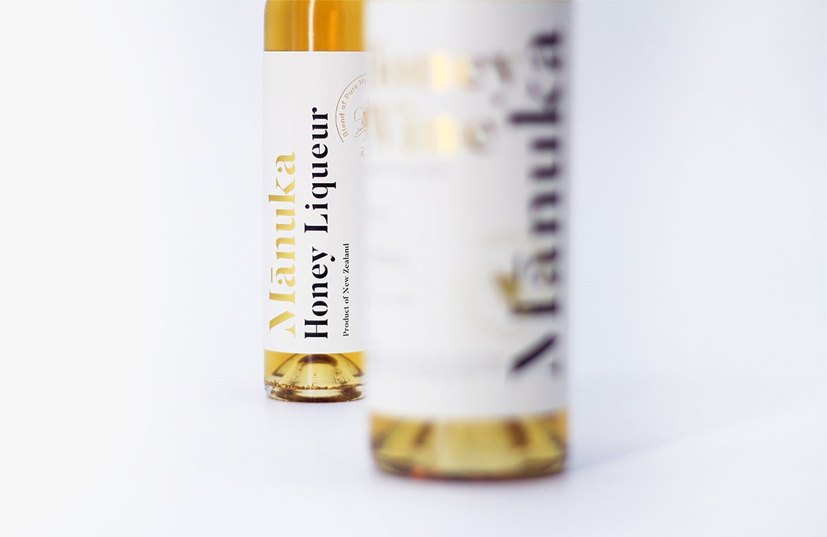 MānukaHoney蜂蜜風(fēng)味葡萄酒品牌包裝設(shè)計(jì)欣賞，葡萄酒品牌，酒品牌設(shè)計(jì)，酒品牌策劃，酒品牌全案策劃，酒品牌形象塑造，深圳品牌設(shè)計(jì)，深圳品牌策劃，深圳品牌全案策劃，深圳品牌形象塑造，左右格局