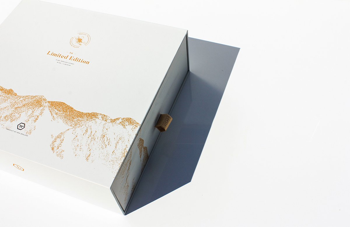 MānukaHoney蜂蜜風(fēng)味葡萄酒品牌包裝設(shè)計(jì)欣賞，葡萄酒品牌，酒品牌設(shè)計(jì)，酒品牌策劃，酒品牌全案策劃，酒品牌形象塑造，深圳品牌設(shè)計(jì)，深圳品牌策劃，深圳品牌全案策劃，深圳品牌形象塑造，左右格局    