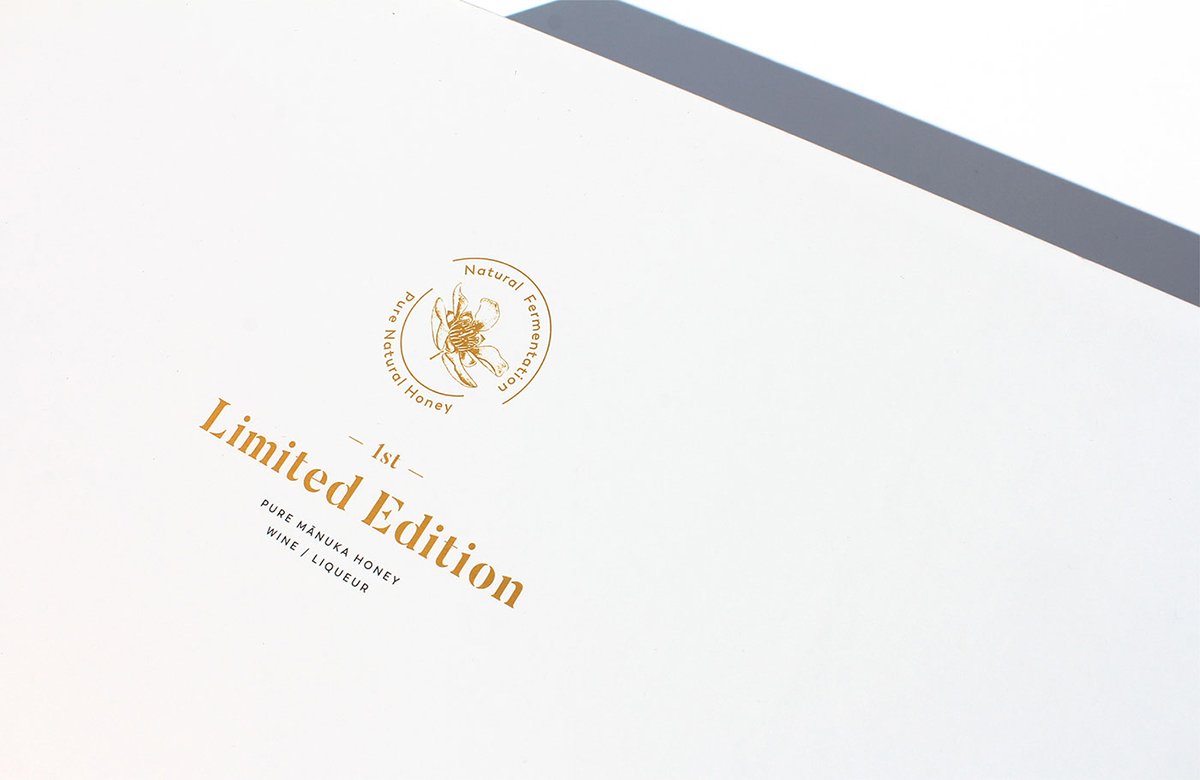 MānukaHoney蜂蜜風(fēng)味葡萄酒品牌包裝設(shè)計(jì)欣賞，葡萄酒品牌，酒品牌設(shè)計(jì)，酒品牌策劃，酒品牌全案策劃，酒品牌形象塑造，深圳品牌設(shè)計(jì)，深圳品牌策劃，深圳品牌全案策劃，深圳品牌形象塑造，左右格局    