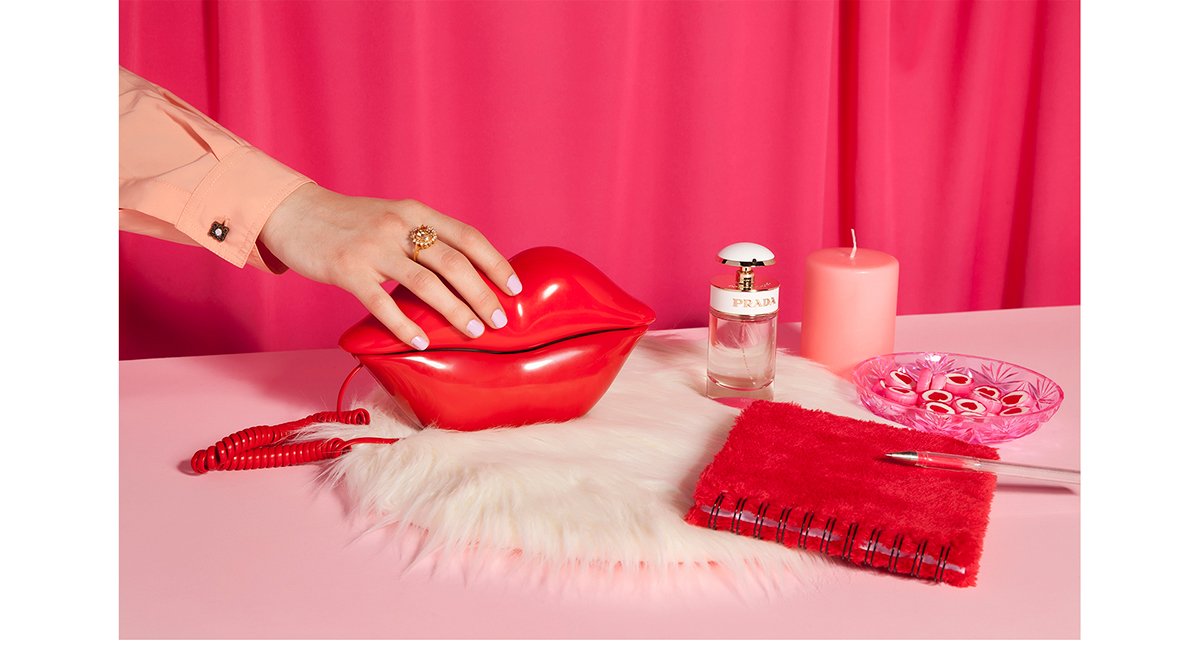 Prada高端時(shí)尚品牌vi設(shè)計(jì)和包裝設(shè)計(jì)欣賞，時(shí)尚品牌vi設(shè)計(jì)，時(shí)尚品牌品牌視覺識(shí)別設(shè)計(jì)，深圳vi設(shè)計(jì)，深圳品牌視覺識(shí)別設(shè)計(jì)，左右格局