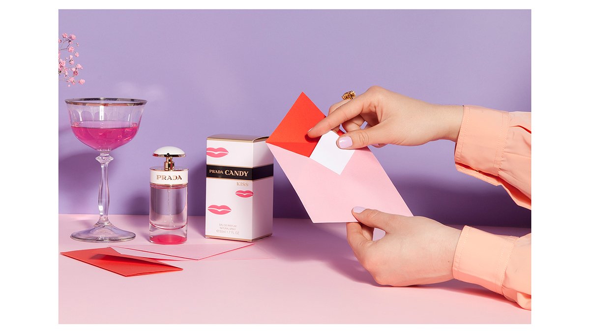 Prada高端時(shí)尚品牌vi設(shè)計(jì)和包裝設(shè)計(jì)欣賞，時(shí)尚品牌vi設(shè)計(jì)，時(shí)尚品牌品牌視覺識(shí)別設(shè)計(jì)，深圳vi設(shè)計(jì)，深圳品牌視覺識(shí)別設(shè)計(jì)，左右格局