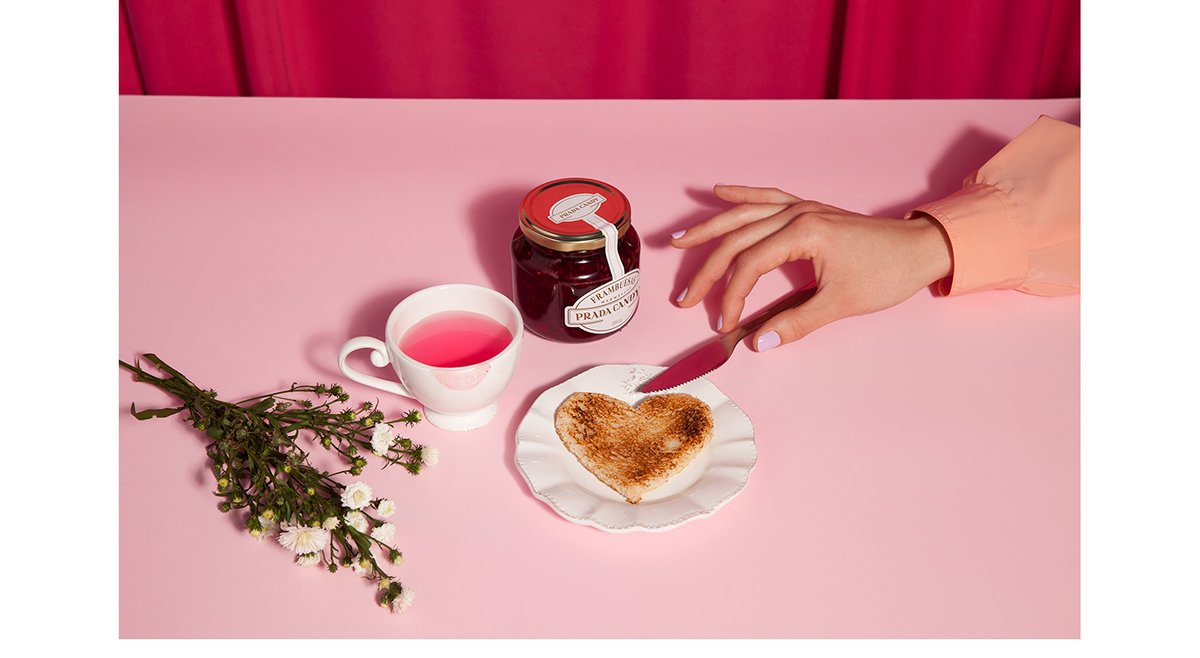 Prada高端時(shí)尚品牌vi設(shè)計(jì)和包裝設(shè)計(jì)欣賞，時(shí)尚品牌vi設(shè)計(jì)，時(shí)尚品牌品牌視覺識(shí)別設(shè)計(jì)，深圳vi設(shè)計(jì)，深圳品牌視覺識(shí)別設(shè)計(jì)，左右格局