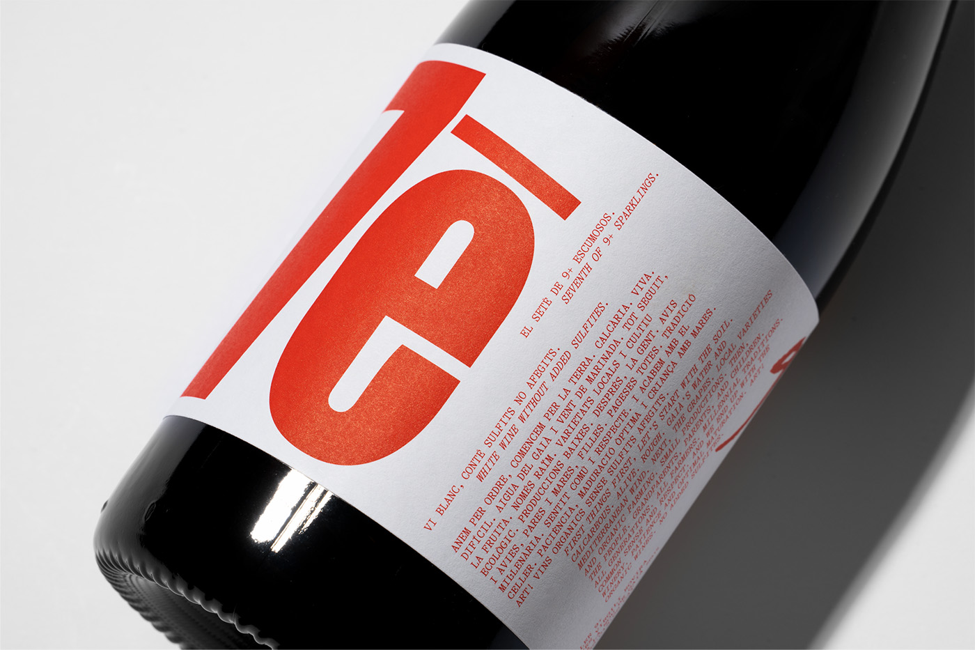 9+º葡萄酒大膽的品牌包裝顯示了品牌的與眾不同 9+º葡萄酒大膽的品牌包裝顯示了品牌的與眾不同